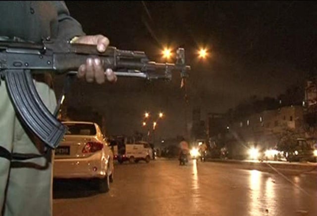 One policeman was martyred, another was injured in the firing of bandits in Karachi