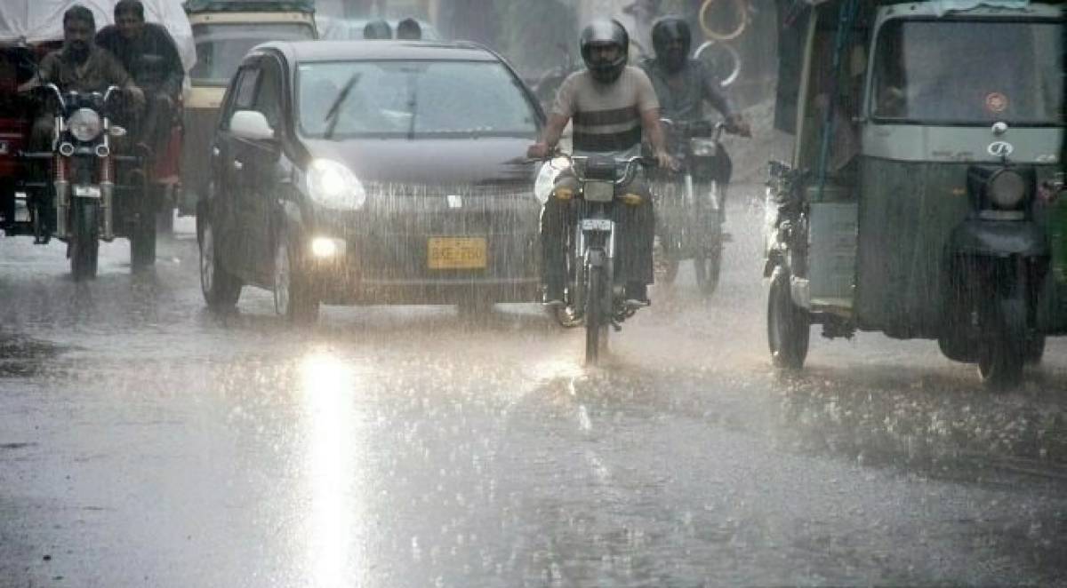 Pleasant weather with light to moderate rain in different areas of Karachi