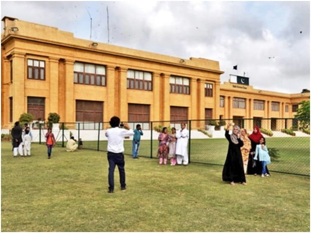 Announcement of Iftar arrangement for the public at the Governor's House Those who come for Iftar will be given a gift of tasbih, cap and prayer place, Kamran Tesori (Photo: Twitter)