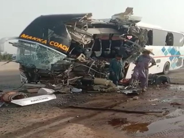 Karachi: Collision between Superhighway bus and trailer, 3 people died photos; Express News