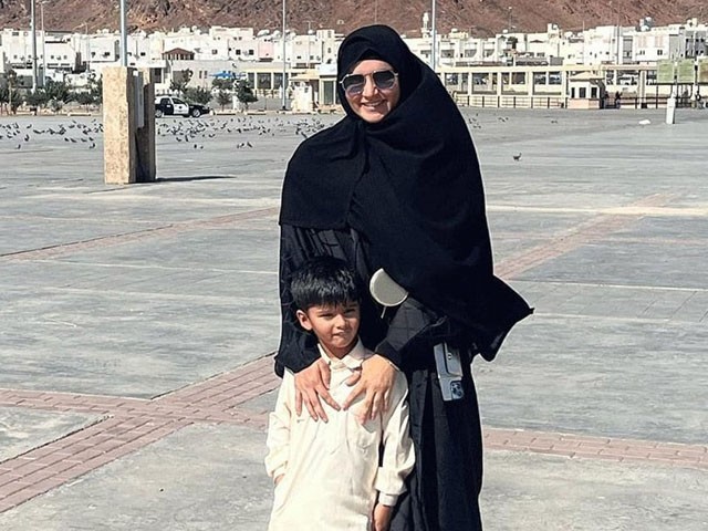 Sania Mirz's pictures of Umra with her son are viral Sania Mirz's pictures of Umra with her son are viral