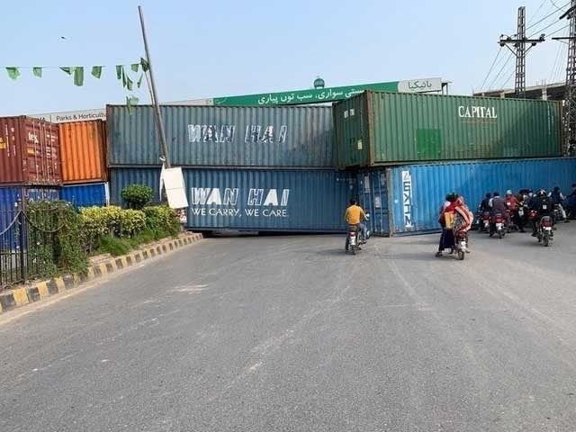 PTI rally, different roads of Lahore closed by placing containers