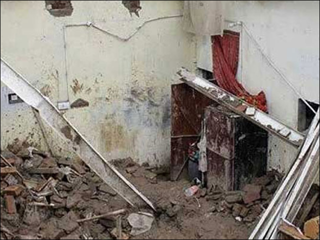 Roofs collapsed due to rain in Khyber, woman died and one person injured