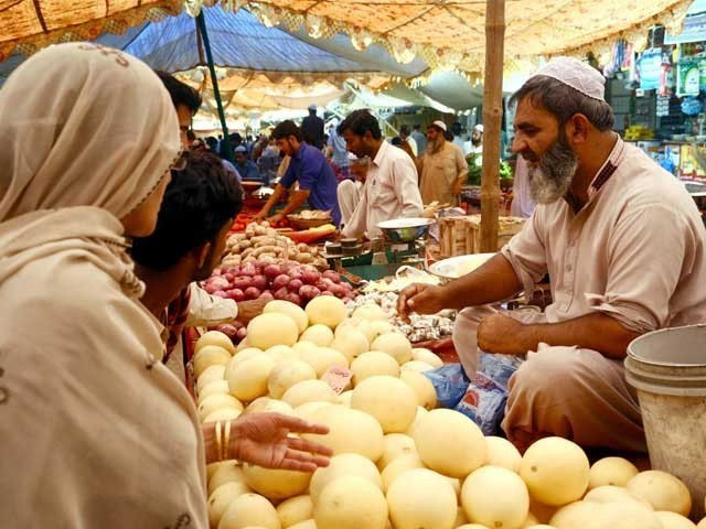 Commissioner rate list ineffective in Karachi, selling fruits at arbitrary prices