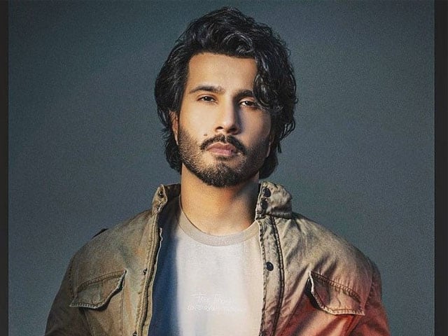 Feroze Khan apologized to fellow artistes for leaking private information