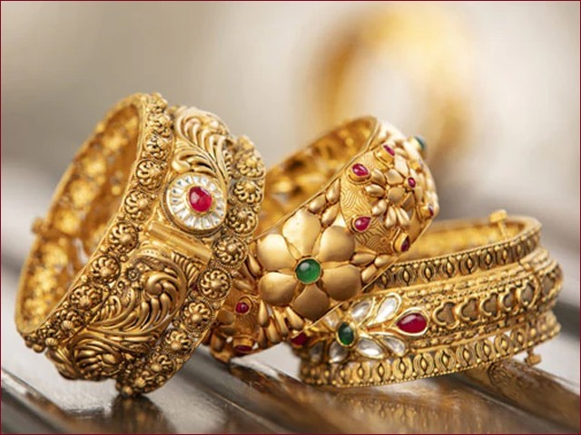 The prices of gold per tola and ten grams decreased by Rs 1100 and Rs 944 respectively.