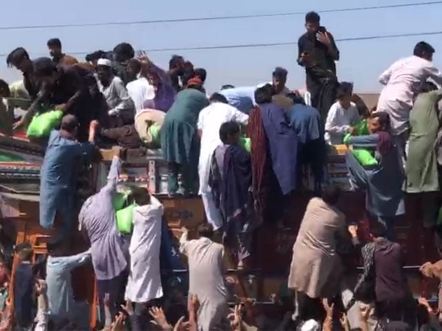 People's attack on free flour in Peshawar, people hanged on the moving truck without caring for their lives