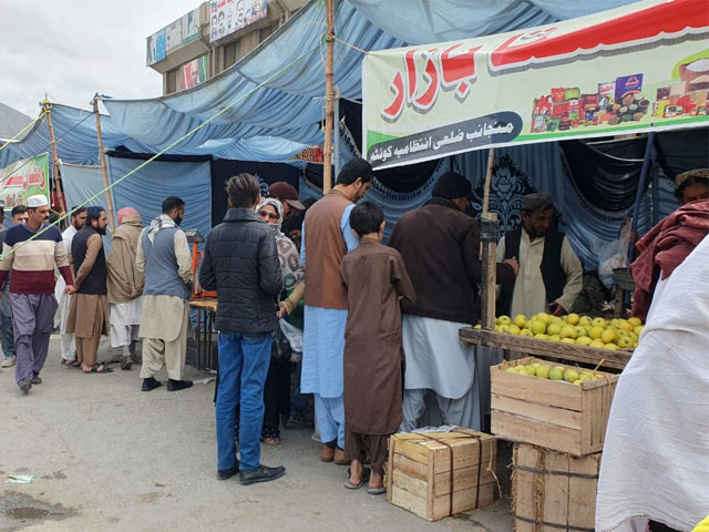 Quetta, selling goods at market rate in Ramazan Sasta Bazaar