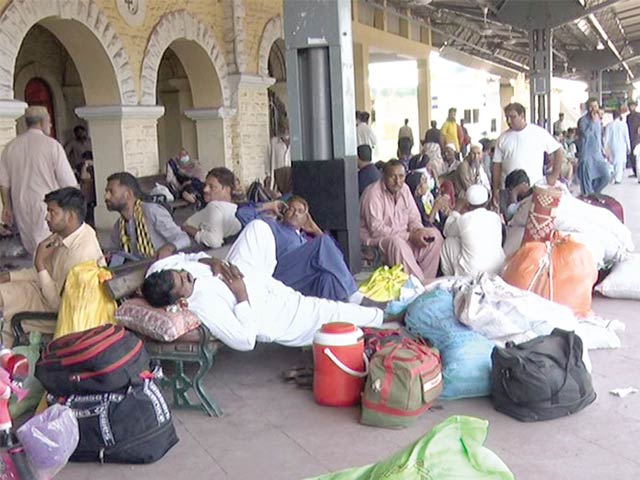 Due to the protest of employees, the departure of trains is delayed, thousands of passengers are worried