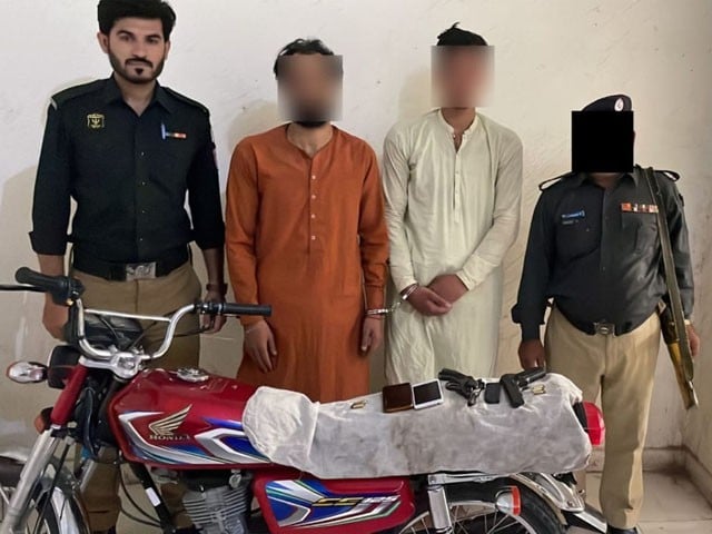 An Afghan gang who robbed mobile phones worth 35 lakhs from a shop in Sadar was arrested Photo: Express