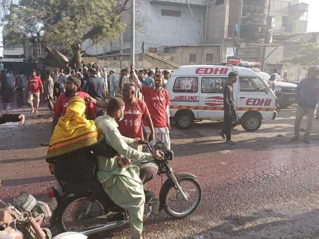 9 people including 3 children died during the ration distribution in Karachi —Photo: Express News