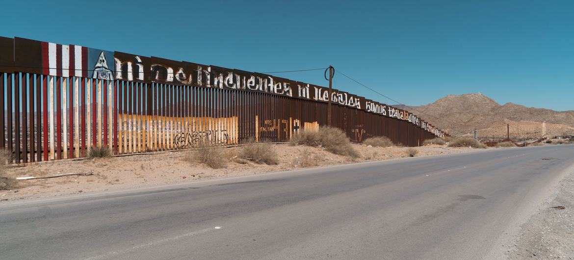 A sign on the border wall with the USA in Ciudad Juárez, Chihuahua, Mexico. A sign on the border wall with the USA in Ciudad Juárez, Chihuahua, Mexico.
