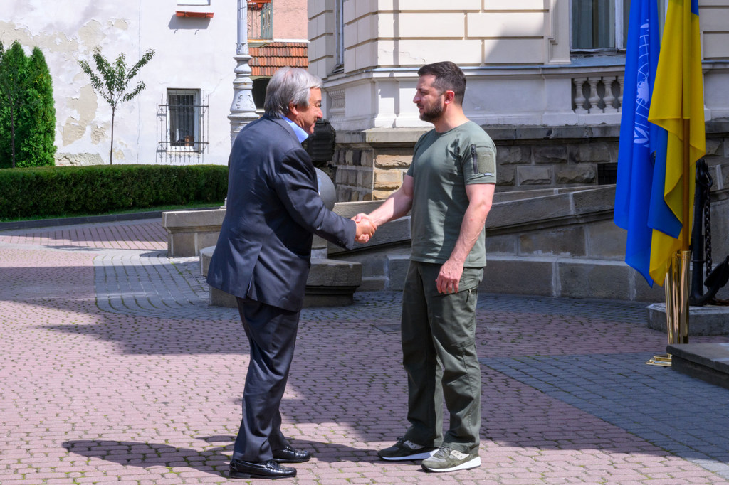 Secretary-General António Guterres (left) meets with Volodymyr Zelenskyy, President of Ukraine, in Lviv, Ukraine.