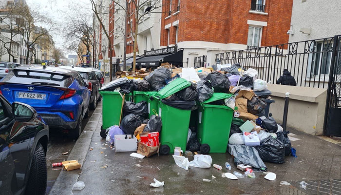 A lot of garbage and smell in Paris, citizens worried