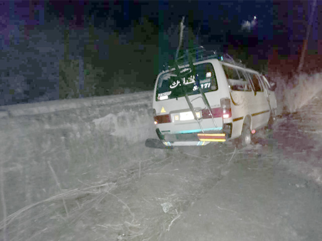 A passenger van fell into a ditch in Rawalpindi, one person was killed, 9 injured