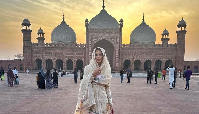 Cricket presenter Erin Holland's visit to historic places in Lahore