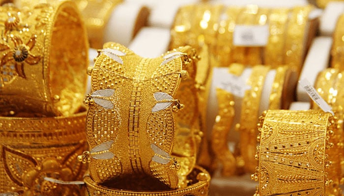 Gold became cheaper by Rs 1800 in the country today