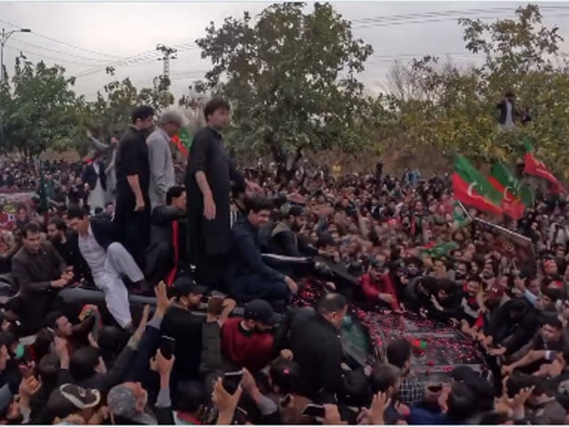 Imran Khan's appearance in the courts of Islamabad was attended by workers