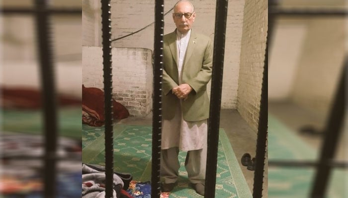 Lt. Gen. Retired Amjad Shoaib's photo during detention goes viral