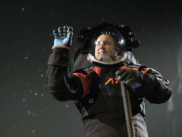 NASA experts have presented a new flexible space suit for the lunar astronauts