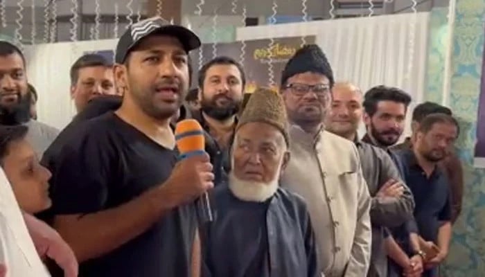 Sarfaraz recited the Naat and tied the saman