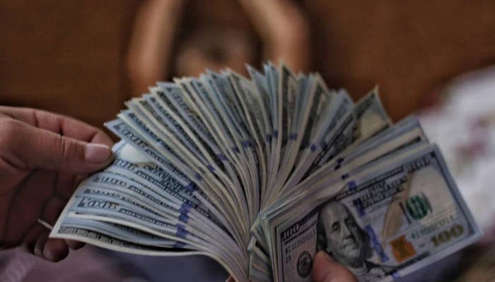 The dollar became expensive by 1 rupee 25 paise in the interbank