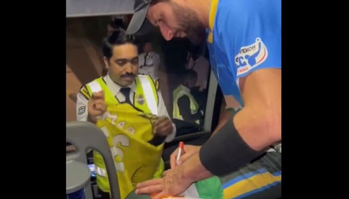 Video of Shahid Afridi giving autograph to Indian flag to fan goes viral