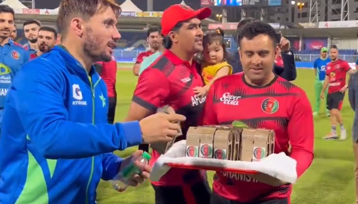 What did Afghanistan's cricketers give as a gift to Pakistani players?