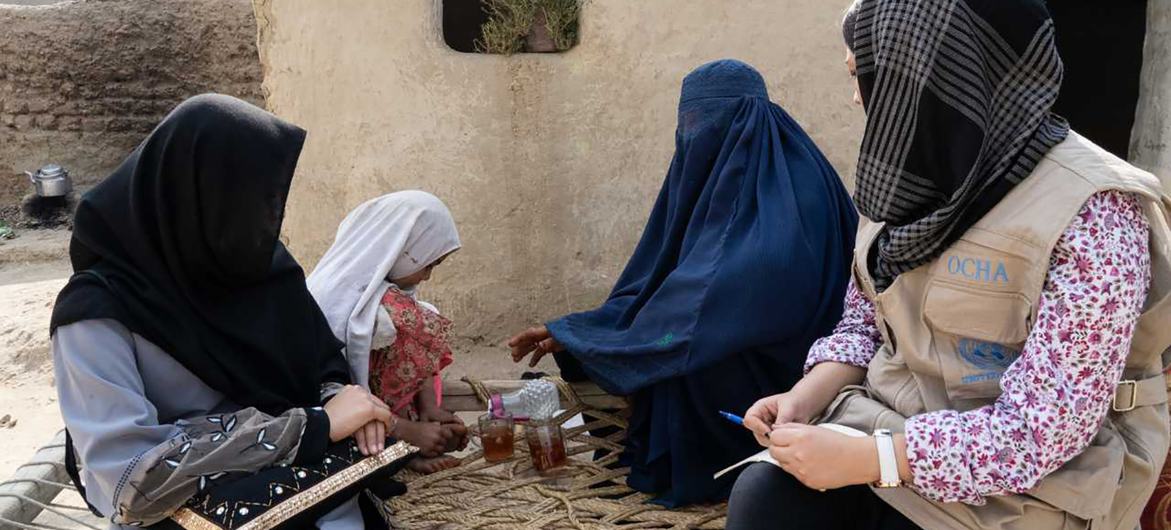An OCHA staff member speaks with displaced women in the eastern province of Nangahar in Afghanistan. An OCHA staff member speaks with displaced women in the eastern province of Nangahar in Afghanistan.