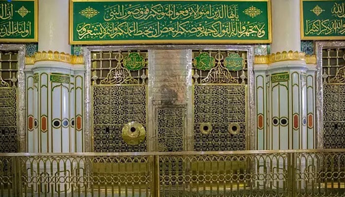 Inauguration of the new fence of gold and copper around the Holy Prophet's shrine Photo courtesy of Arab Media