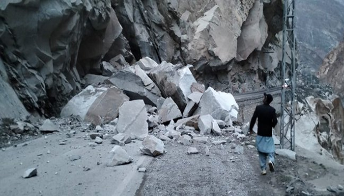 Landslide due to rain, many people injured, traffic suspended —File photo