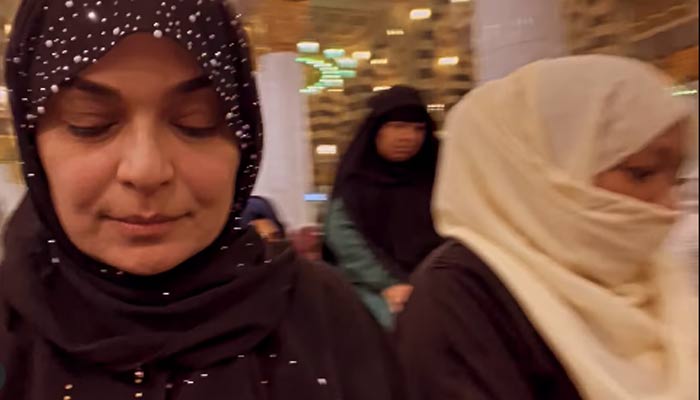 Meera shared a video of praying in the Prophet's Mosque Meera shared a video of praying in the Prophet's Mosque
