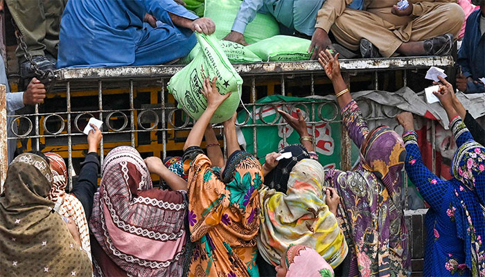 Suspects who sold Rs 250 per bag from free flour center arrested Suspects who sold Rs 250 per bag from free flour center arrested