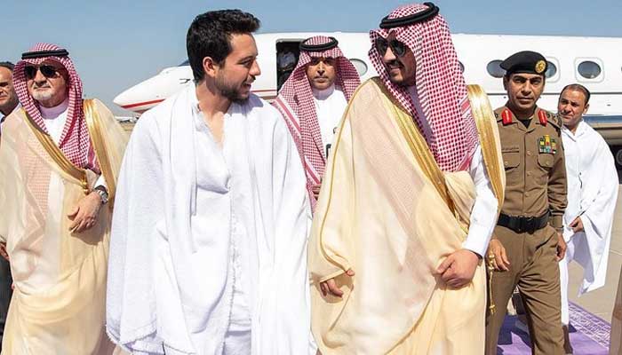 After getting off the plane, the Crown Prince of Jordan is welcomed by the Deputy Governor of Makkah.