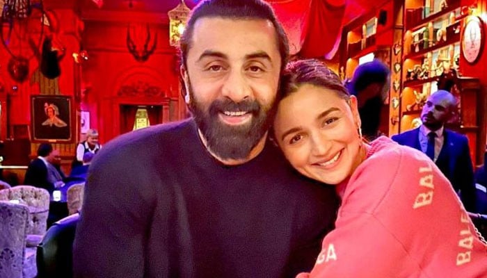 What habit of Alia Bhatt does Ranbir Kapoor have to endure?