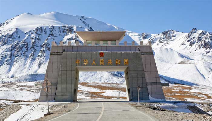 8 passengers going to China got stuck in snow, snow removal work is going on File photo: