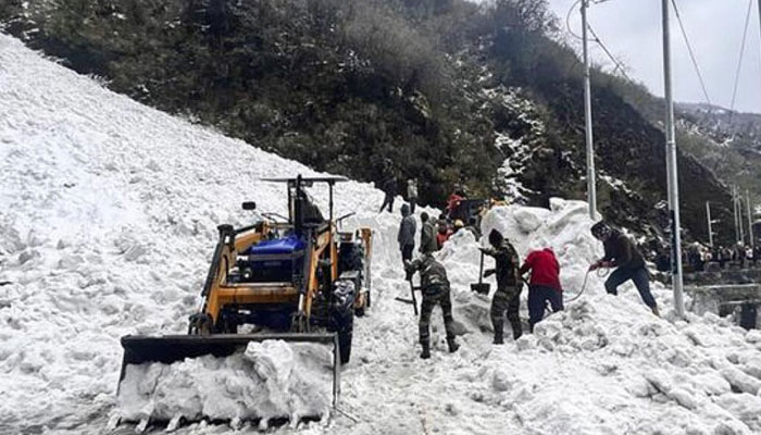 7 people died in an avalanche in the Himalayan state of Sikkim social media