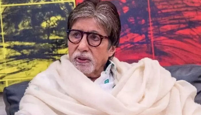 Amitabh Bachchan returns to work injured after a short break