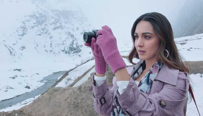 A beautiful photo of Kiara Advani in the snowy mountains of Kashmir