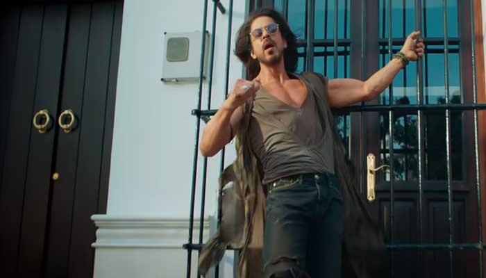 Shahrukh Khan's dance to 'Jhume Jo Pathan' at Cricket Stadium Shahrukh Khan's dance to 'Jhume Jo Pathan' at Cricket Stadium