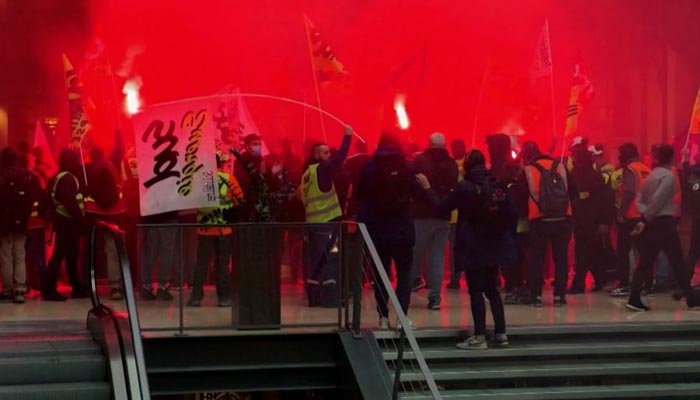 Paris has become a battleground again over pension reform Paris has become a battleground again over pension reform