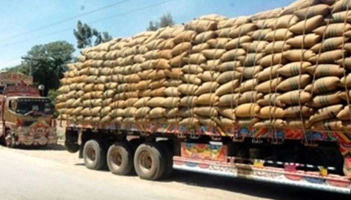 The wheat truck overturned, 2 girls were buried under the sacks and died Iconic photo