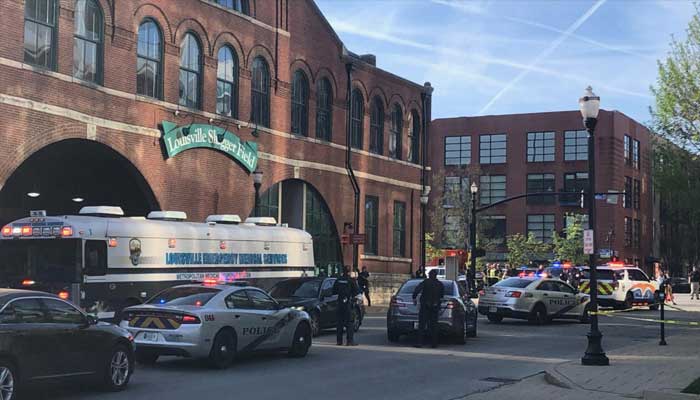 5 people were killed and 6 injured in the firing in the bank Police personnel are present outside the bank after the shooting.