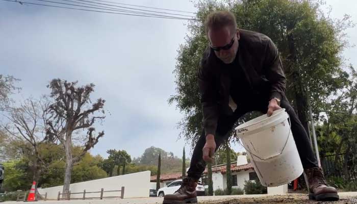 Legendary actor Arnold Schwarzenegger filled the pothole in the road Legendary actor Arnold Schwarzenegger filled the pothole in the road