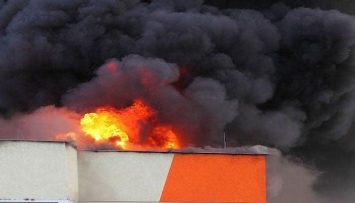 Karachi: After the fire, the two factories collapsed, 4 rescue personnel died