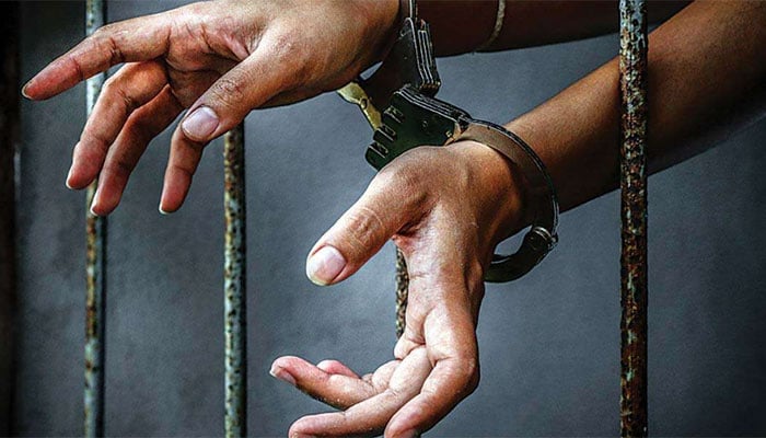 Accused of throwing acid on eunuchs in Karachi arrested from Punjab Accused of throwing acid on eunuchs in Karachi arrested from Punjab