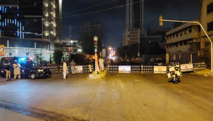 Protest against the arrest of Ali Zaidi, blocked the way to the Chief Minister's House, called for heavy personnel Photo: Jang
