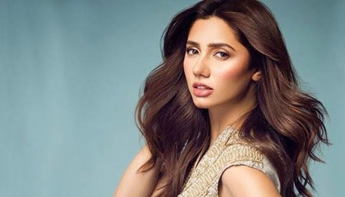 Mahira Khan faced an emotional fan, the actress smiled and the fan cried