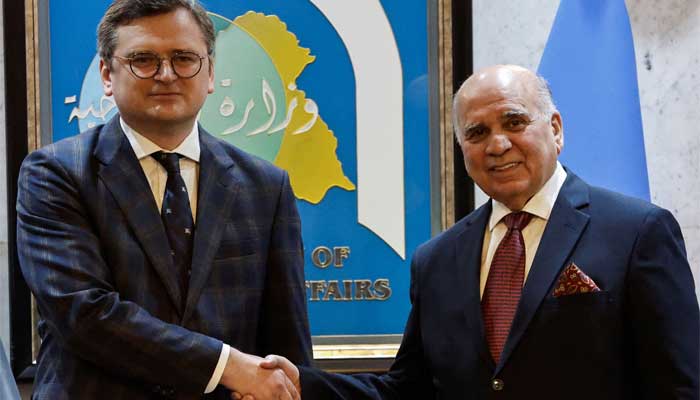 The foreign ministers of Iraq and Ukraine are shaking hands.