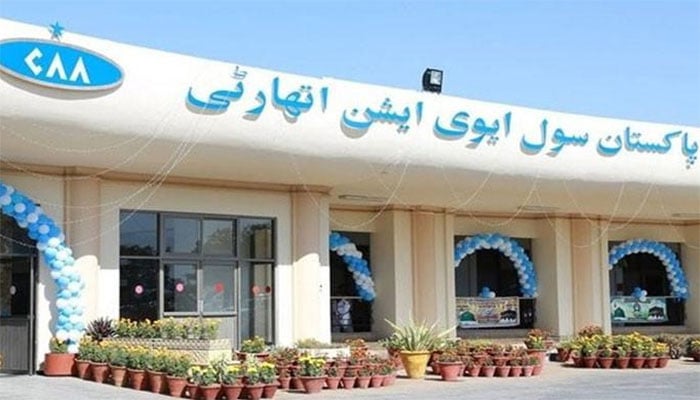 The civil aviation staff returned the passenger's bag full of Rs 8 lakh The civil aviation staff returned the passenger's bag full of Rs 8 lakh